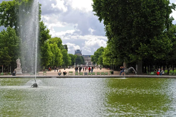 2012年6月22日 法国巴黎 2012年6月22日 阳光灿烂的一天 巴黎人和游客们在卢浮宫的背景下漫步在图埃里花园的池塘边 — 图库照片