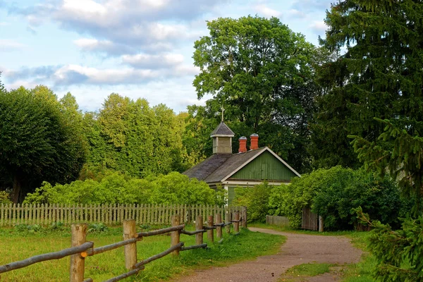 Dorfhaus Mit Roten Ziegelkaminen Umgeben Von Grünen Bäumen Anwesen Puschkin — Stockfoto
