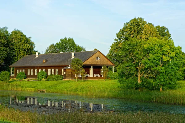 Großes Einstöckiges Holzhaus Mit Weißen Fenstern Und Grauem Dach Spiegelt — Stockfoto