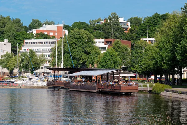 Restaurant aan de waterkant. — Stockfoto