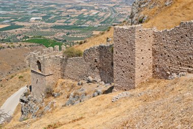 Antik kale duvarlarını.