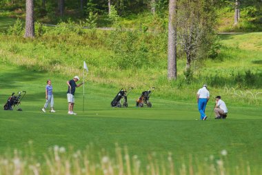 Golf oynama.