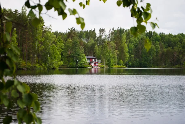 Casa al lago. — Foto Stock