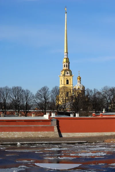 Шпиль Католической церкви против неба . — стоковое фото