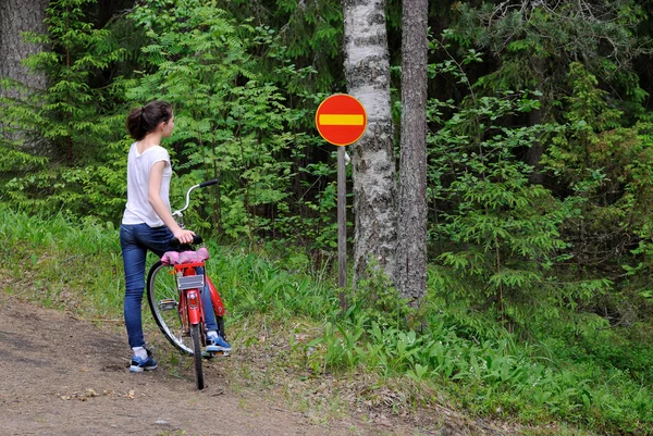 Girl and traffic sign. — Stock Photo, Image