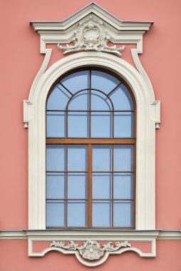 pembe duvarda pencere.