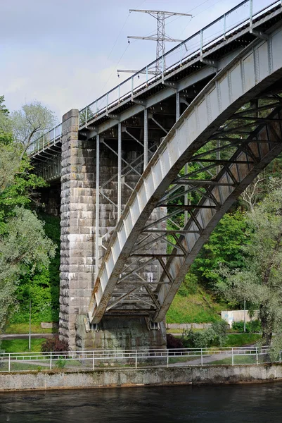 Bogenbahnbrücke. — Stockfoto