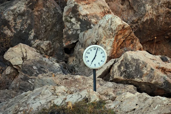 Relógio em pedra . — Fotografia de Stock