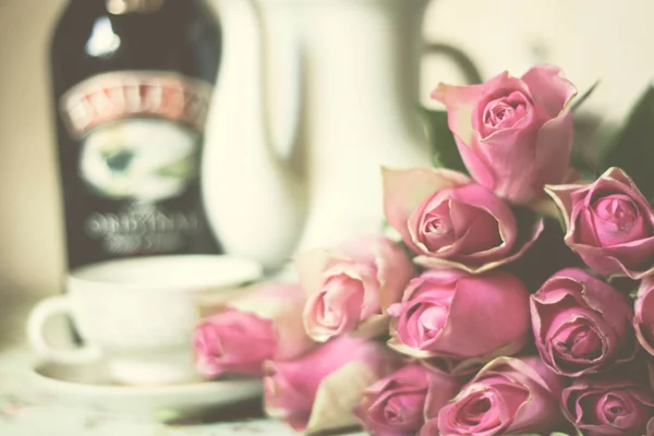 Morning coffe with the bouquet of roses — Stock Photo, Image