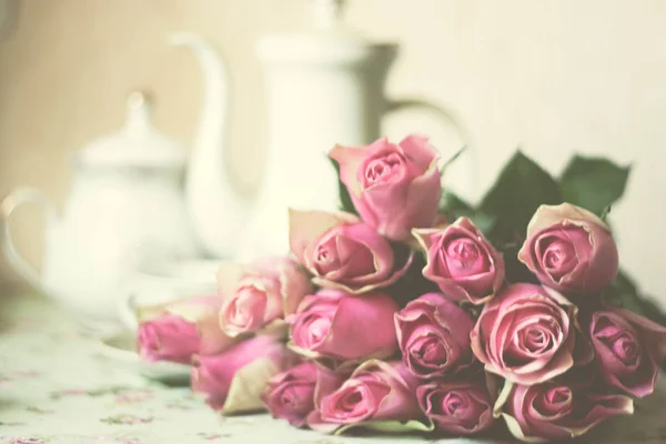 Morning coffe with the bouquet of roses — Stock Photo, Image