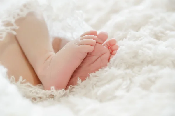 Malutki noworodka stopy i palce. Naturalne światło dzienne — Zdjęcie stockowe