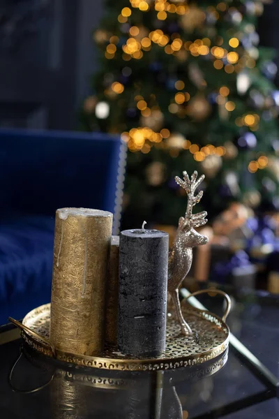 Luksusowy wystrój domu na Boże Narodzenie. Świece w kształcie cylindra. Nowe lata stylowe świece — Zdjęcie stockowe