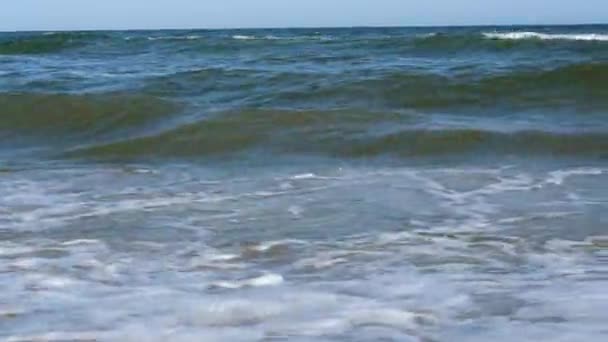 Викриття чистих морських хвиль, що розбиваються на піщаному березі з сонячним сприйняттям або світлом сходу сонця. — стокове відео