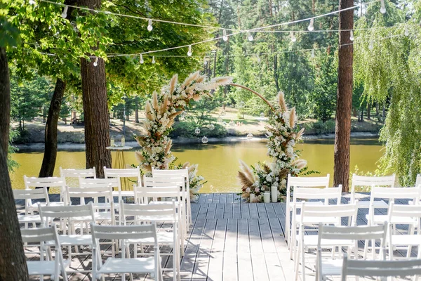 Decoração magnífica de uma cerimônia de casamento com detalhes originais e velas — Fotografia de Stock