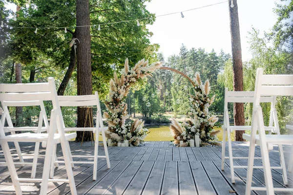 Decoração magnífica de uma cerimônia de casamento com detalhes originais e velas — Fotografia de Stock