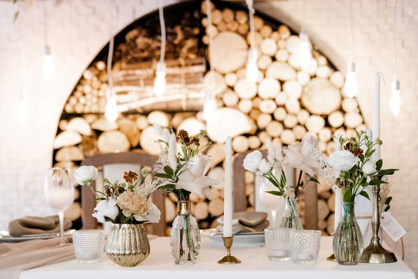 Decorazione d'arte decorazione di nozze da vicino con fiori e materiali naturali — Foto Stock