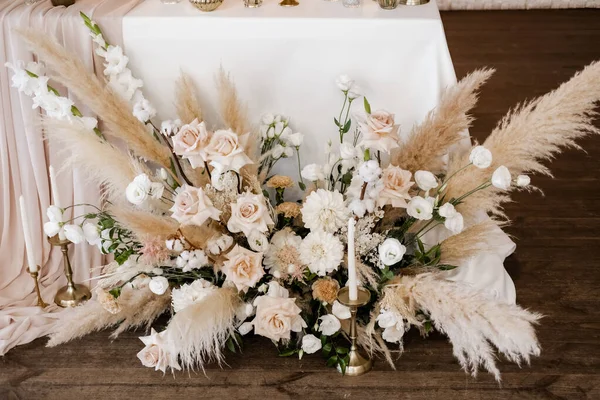 Konst inredning bröllop dekoration på nära håll med blommor och naturliga material Royaltyfria Stockfoton