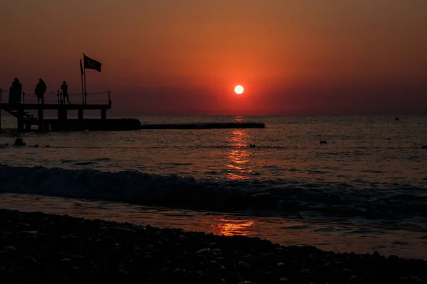 Schöner Sonnenuntergang Sonnenaufgang Strand mit rosa Himmel und Pier. Reise-, Entspannungs- und Meditationskonzept — Stockfoto