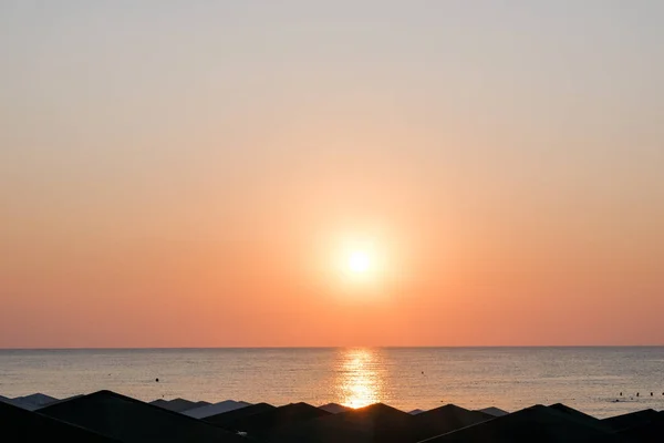 Schöner Sonnenuntergang Sonnenaufgang Strand mit rosa Himmel und Pier. Reise-, Entspannungs- und Meditationskonzept — Stockfoto