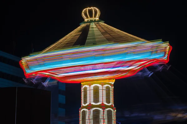 Parque de diversões à noite — Fotografia de Stock