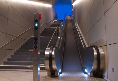 Metroda yürüyen merdiven var.