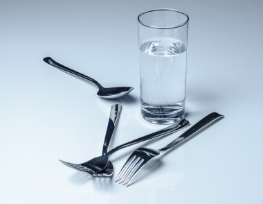 Bardak su ve çatal bıçak takımı