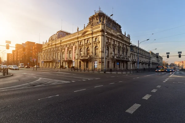Historic Poznanski Palace, Lodz, Polonya günbatımı üzerinde.