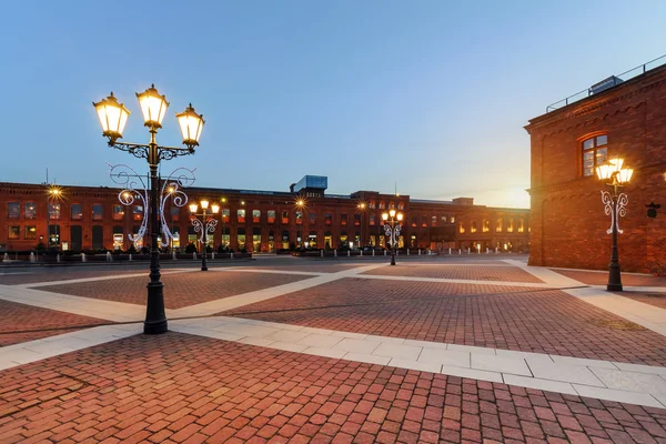 Κομψό εμπορικό κέντρο στο Λοτζ στην Ευρώπη το ηλιοβασίλεμα, Πολωνία,. — Φωτογραφία Αρχείου
