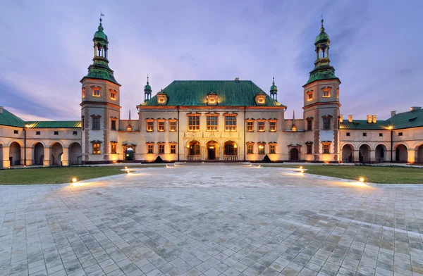 Palácio do Bispo após o pôr do sol em Kielce, Polônia — Fotografia de Stock