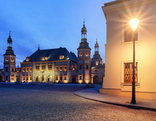 Pałac Biskupi i latarnia w Kielcach, w godzinach wieczornych. — Zdjęcie stockowe