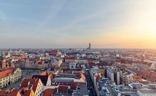 Miejskie budynki Wrocławia na zachodzie słońca, Polska — Zdjęcie stockowe