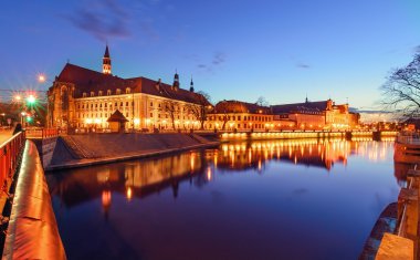 Gezinti Wroclaw nehirden oder, güneş battıktan sonra göster..