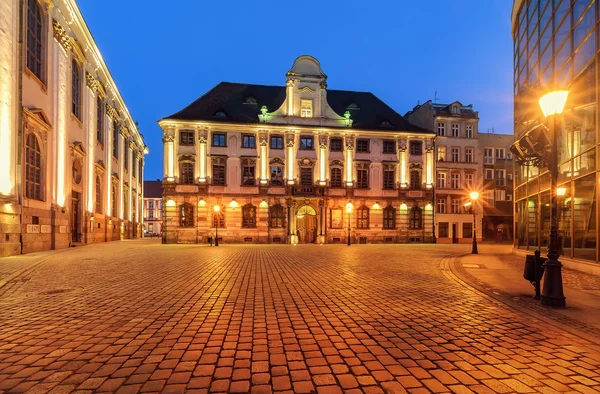 Urban architecture near the Wroclaw university after sunset. Pol — Stock Photo, Image