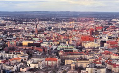 Wroclaw eski şehirde akşam hava görünümü. Polonya.