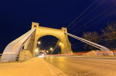 Wroclaw Grunwaldzki köprü alacakaranlıkta - kırmızı otomatik yollar ile.