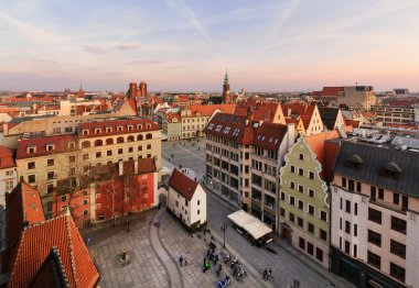 Pazar Meydanı Wroclaw üzerinde güneş battıktan sonra göster.