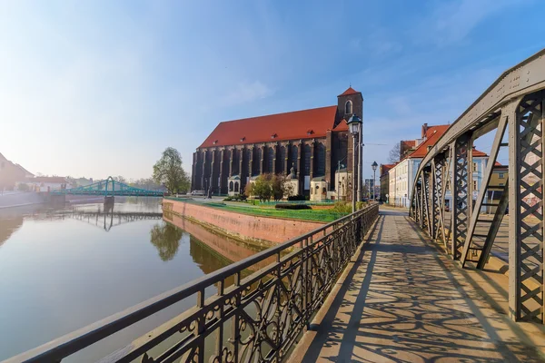 Iglesia de la Virgen María y puente Millstone en Wroclaw — Foto de Stock