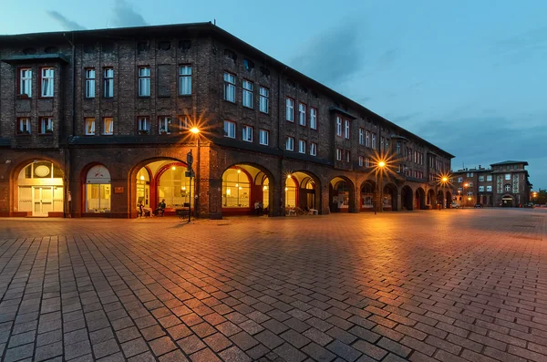 広場とカトヴィツェの歴史的な Nikiszowiec 地区住宅 — ストック写真