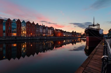Gdansk, Polonya'nın eski şehir tekneler ile sahne