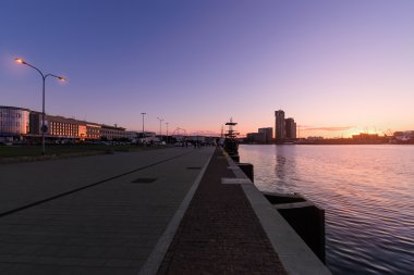 Gdynia, Polonya gün batımında mesire