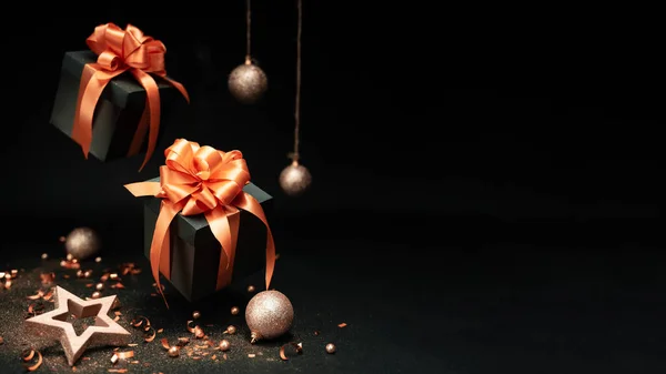 Scatole regalo autunnali con nastro arancione, palline e confetti in oro glitter, stella con spazio copia. Regalo di Natale, banner natalizio, poster di Natale orizzontale, biglietti di auguri, intestazioni, sito Web. — Foto Stock