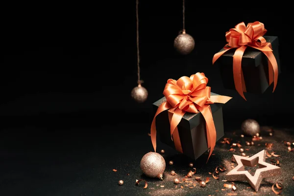 Падіння подарункових коробок з помаранчевою стрічкою, кульками та блискучою золотою конфетті, зірка з копіювальним простором. Різдвяний подарунок, Різдвяний банер, Горизонтальний різдвяний плакат, листівки, заголовки, веб-сайт . — стокове фото