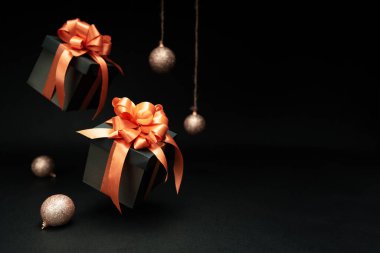 Turuncu kurdeleli hediye kutuları, kopyalanmış toplar. Xmas hediyesi, Noel afişi, Yatay Noel posteri, tebrik kartları, başlıklar, web sitesi.