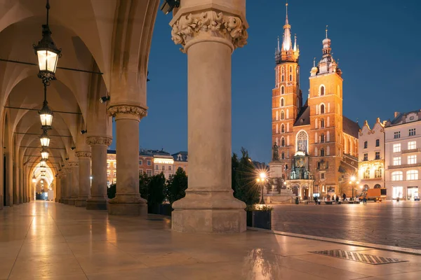 Kraków atrakcje na rynku w godzinach wieczornych. Symbol Krakowa, Polska Europa. — Zdjęcie stockowe