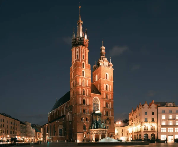 Krakow attraktioner på torget på kvällen. Krakows symbol, Polen Europa. — Stockfoto