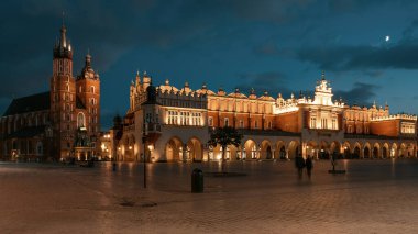 Akşamları pazar meydanındaki Krakow eğlenceleri. Krakow Sembolü, Polonya Avrupa.