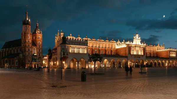 Cracovia atracciones en la plaza del mercado por la noche. Símbolo de Cracovia, Polonia Europa. — Foto de Stock