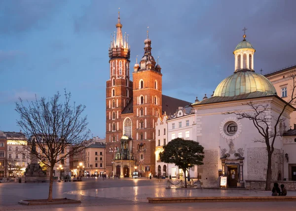 Akşamları pazar meydanındaki Krakow eğlenceleri. Krakow Sembolü, Polonya Avrupa. — Stok fotoğraf