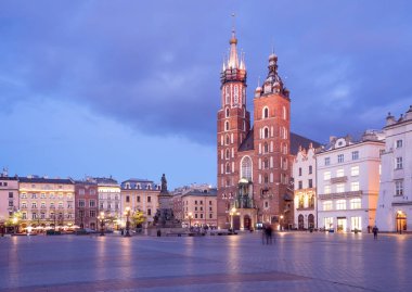 Akşamları pazar meydanındaki Krakow eğlenceleri. Krakow Sembolü, Polonya Avrupa.