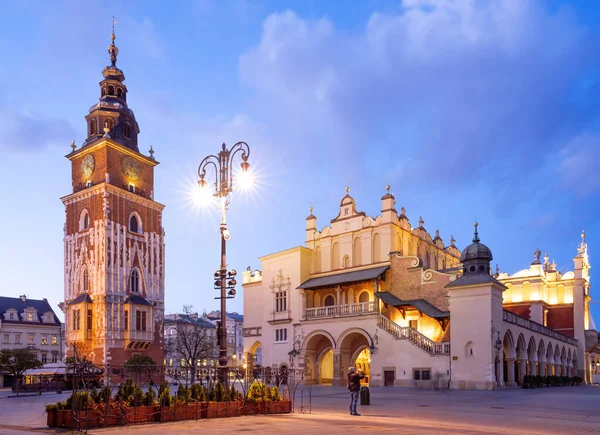 Cracovia atracciones en la plaza del mercado por la noche. Símbolo de Cracovia, Polonia Europa. — Foto de Stock